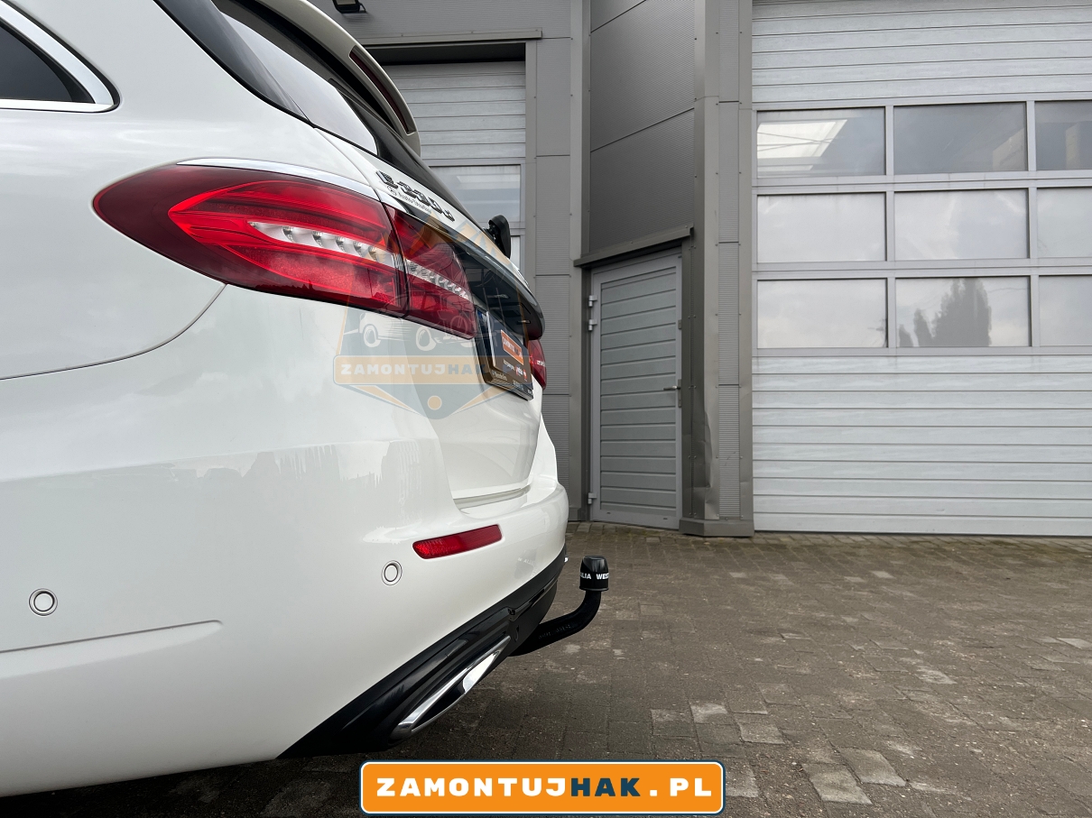 Zdjęcie Mercedesa klasy E W213 kombi po montażu haka wypinanego pionowo Westfalia A40V - 313524600001 - kombi wypinany hak na zdjeciu od tylu samochodu po montazu haka holownicego w poznaniu